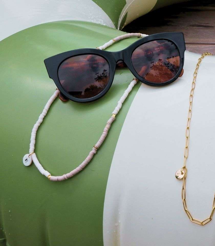 Focus chaine de lunettes Eane avec lunettes de soleil